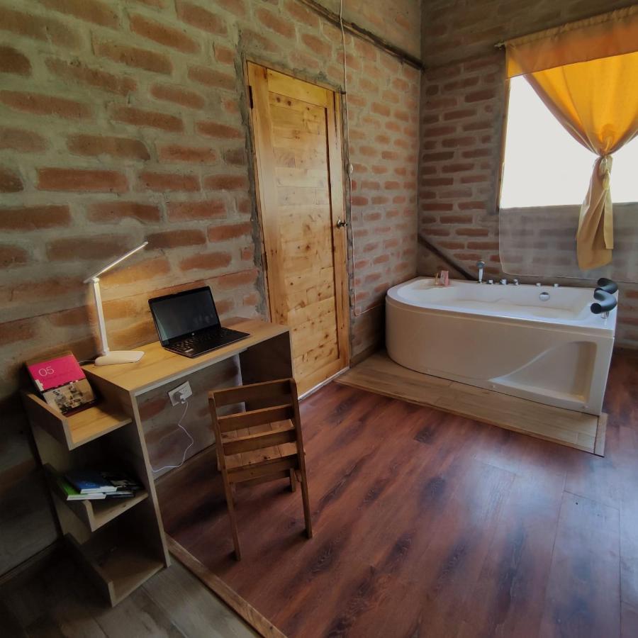 Bed and Breakfast El Castillo Del Lobo Pululahua Кито Экстерьер фото