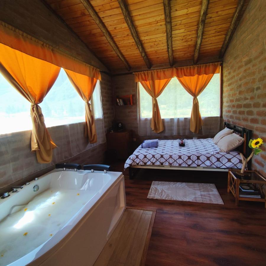 Bed and Breakfast El Castillo Del Lobo Pululahua Кито Экстерьер фото